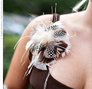 To make the bridesmaids’ knee-length chiffon dresses look glamorous, Jennifer created a feather brooch for each girl.